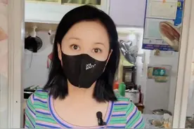 44岁倪虹洁逛路边摊，大摇大摆看人打牌炒菜，吃廉价小馆无人认出图片