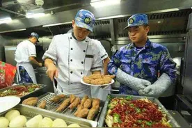 在350亿元的中国航母上当兵多爽？每天都供应7顿饭，八大菜系齐全图片