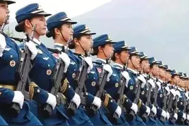 八一建军节—女兵表情包图片