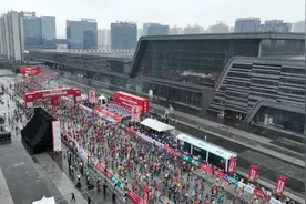 一场马拉松 沸腾一座城图片