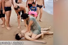美女救治溺水男，却被网暴救人姿势和穿搭：胸都露出来了，不检点图片