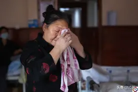 女婿和老伴离世，女儿打工三年未归，外婆带着重病的外孙女抹泪图片