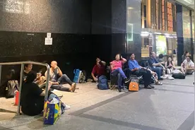 新加坡街头一幕：民众携睡袋，排起1公里长队，只为拿到中国签证图片