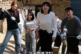 晋妈给UU老家房子刷漆，被质问“为啥不改建”，崔晋的回怼很解气图片