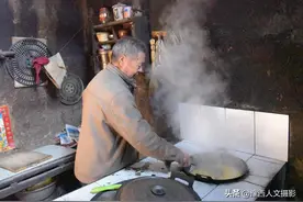 68岁大叔进城住楼，嫌电锅煮玉米饭不好喝，独自“逃”回深山图片
