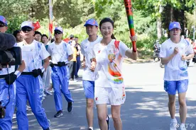 33岁丁宁模样大变，肤白貌美一身白衣清新漂亮，好事连连多重身份图片