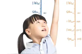 大人熬夜孩子跟着晚睡、躺孩子身边玩手机，会影响他的身高吗？图片