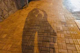 人到中年，还能回味出和另一半的初次见面么？是浪漫还是社死？图片