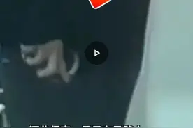 “我是市局的”，保定一男子在马路上，掏出手铐，拉扯另一女车主图片