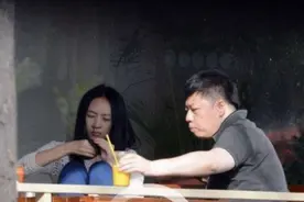“资本大鳄”王冉：51岁娶小17岁童瑶，凭一己之力“捧红”娇妻图片