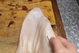 陕西一名女子在市场上买猪耳朵，回家切开一看，不淡定了图片