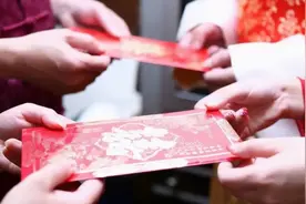 班主任假期结婚，家长统一随礼1000元，隔天家长收到微信愣住了图片