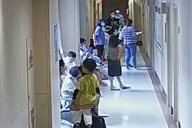 怀孕8个月的妻子独自产检，在医院偶遇民警丈夫，瞬间秒懂……【新闻早七点】图片
