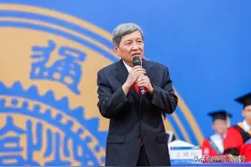 王树国致辞书记撑伞，一流校长一流书记，明白什么是双一流了吧？图片