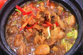 炖鸡肉时，直接焯水就错了，牢记3个技巧，鸡肉不腥不柴超好吃图片