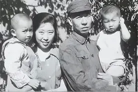 85年刘源视察工作，在工厂发现一个熟悉的身影：这不是林豆豆吗？图片