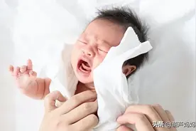 新生儿措手不及之吐奶、拍嗝和打嗝图片