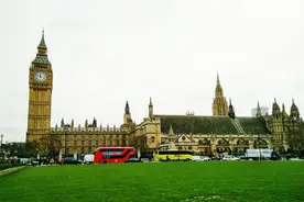 英国伦敦市区观光，偶遇英女王座驾与马队，女骑手个个气质好图片