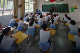艺术让孩子脸上撒满阳光，拼多多“为你读书”公益行动走进湖北恩施山区小学图片