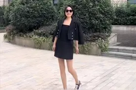 暴瘦后的闫妮像换了个人！穿黑裙大秀纸片身材，虽年轻却少了风情图片