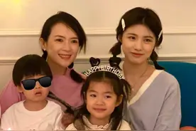 章子怡罕携俩女儿合影，小苹果五官精致比她美，醒醒颜值拉胯随爸图片