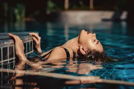 故事：美丽女上司离婚后，找我喝酒约我旅游，还向我表白图片
