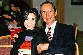 何超仪丧母后首现身！戴3只大金镯走红毯显阔气，模特老公罕同行图片
