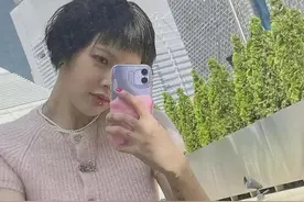 韩女爱豆着装引争议 衣服短到不蔽体 网友：她们是在弘扬传统图片