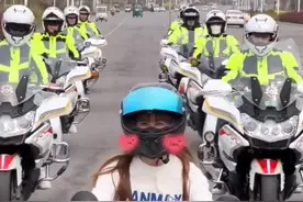 小电电：“夹子音”美女帮消防车开路，走红后成功打入小哥内部图片