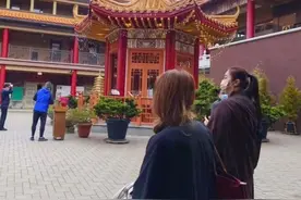 56岁王祖贤现身寺庙礼佛，面部僵硬模样大变，被质疑做了医美图片
