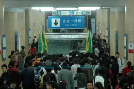 热搜！试点隔周休3天、取消节假调休、监督8小时工作制...关于加班与休息，代表委员们提建议图片