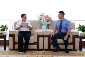 高鑫接见见义勇为检察干警刘晓晨图片