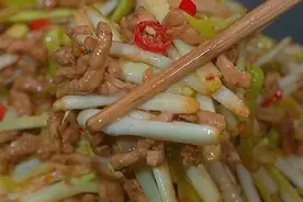 韭黄不要直接炒，试试这做法，鲜甜美味好下饭，吃完一碗又一碗图片