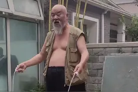 67岁李琦在北京独栋小院养老，打扮朴素老来瘦，老态龙钟仍要跳绳图片