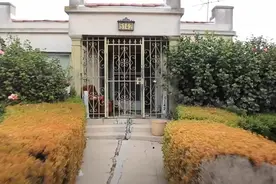 美国情侣买下便宜房子，意外发现巨型保险箱，里面东西太瘆人了图片