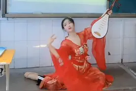 95后语文老师舞蹈讲课，衣着考究性感，家长：表现欲太强，尴尬图片
