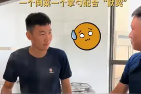 消防员第一次学做饭，一个倒菜一个掌勺配合“默契” 网友：不愧是消防员，炒菜之前先灭火 #消防员#炒菜图片