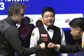 6-0！6-2！丁俊晖打疯了，4连鞭击溃奥沙利文，世界第1向球迷致歉图片