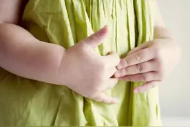 孩子经常肚子疼，可能是这个病，治疗不及时可能需要做手术图片