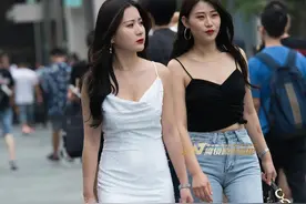 穿搭美图｜街拍粉色高跟鞋搭配白色吊带长裙的高雅气质御姐图片