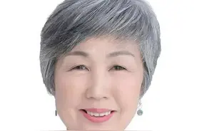 很多理发馆都不敢给她理发了！这位大娘是怎么了？图片
