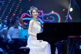《蒙面舞王》张纯烨穿抹胸礼服弹钢琴，大长腿晃眼，配上舞蹈绝了图片