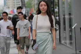穿搭美图｜街拍浅绿色长裙搭配白色衫的高挑气质御姐图片