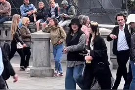 马思纯现身英国被拍！发福明显状态似素人，腹部隆起男友形影不离图片
