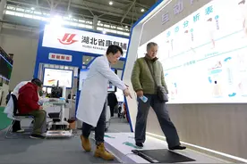 健博会上，3D打印矫形鞋垫悄然亮相 吸引众人体验图片