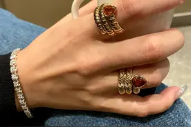 摘不下来的蛇系戒指，属于女人的霸气侧漏图片