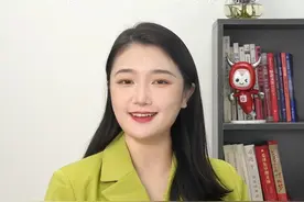 【#卜房者说#丨最低首付一成？春节长沙楼市不打烊】这个春节，好像比往年更为热闹，防疫政策调整后，旅游、餐饮、电影等多个行业快速回暖，返乡置业也出现了一丝升温的迹象。
长沙不少楼盘今年春节也并未打烊，纷纷推出优惠措施，甚至有首付低至一成的活动。（全媒体记者 卜岚 出镜 实习生 龙思言 视频 见习记者 王普）视频封面