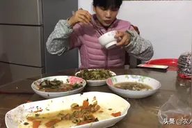 女儿炒菜太少了不够吃，当妈的吃后面经常吃不饱饭难视频封面