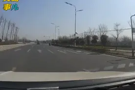 电动车上路要遵守交通规则，随心所欲任性横穿只会自食其果。#看动图得警示#图片