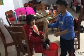 表哥帮表妹洗脸洗脚真乖，现场有点尴尬哦又可爱视频封面